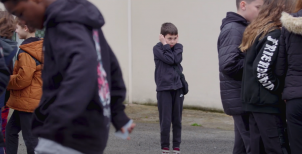 Un enfant autiste seul dans la cour de récration